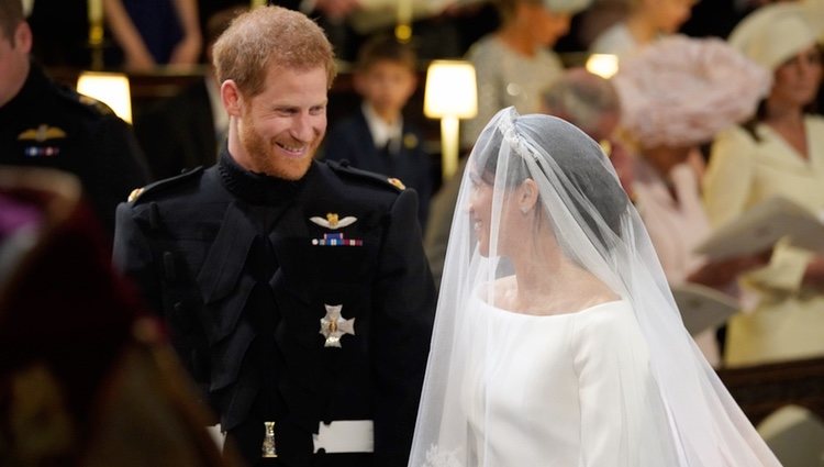 El Príncipe Harry y Meghan Markle se dedican miradas cómplices en su boda