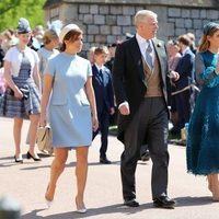 El Príncipe Andrés de Inglaterra con sus hijas Beatriz y Eugenia en la boda del Príncipe Harry y Guillermo de Inglaterra