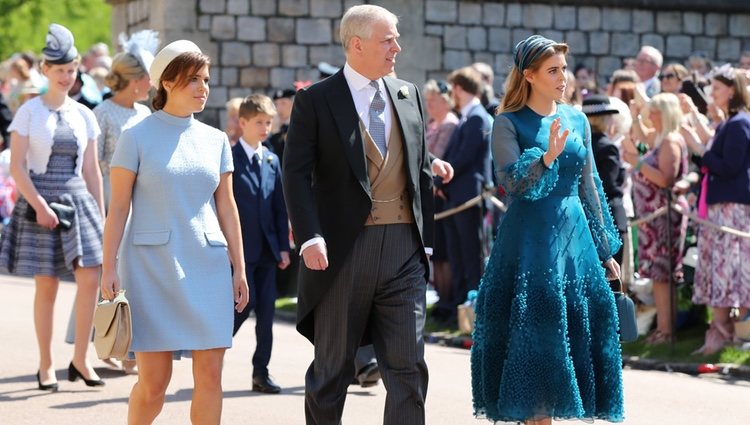 El Príncipe Andrés de Inglaterra con sus hijas Beatriz y Eugenia en la boda del Príncipe Harry y Guillermo de Inglaterra