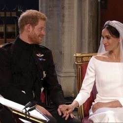 El Príncipe Harry y Meghan Markle se miran con cariño en la boda