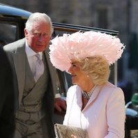 El Príncipe Carlos y la Duquesa de Cornualles llegando a la boda del Príncipe Harry y Meghan Markle