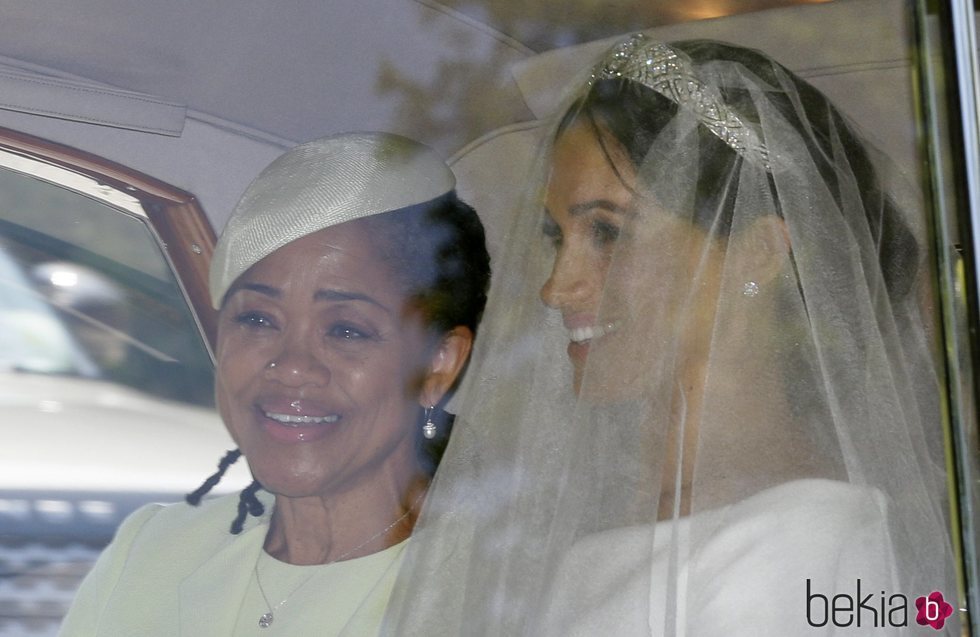 Meghan Markle y su madre llegando en coche a la Capilla de San Jorge