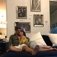 Georgina Rodríguez y Cristiano Ronaldo abrazados en el sofá de su casa