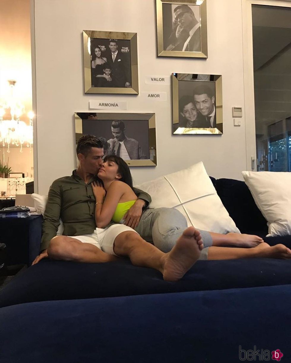 Georgina Rodríguez y Cristiano Ronaldo abrazados en el sofá de su casa