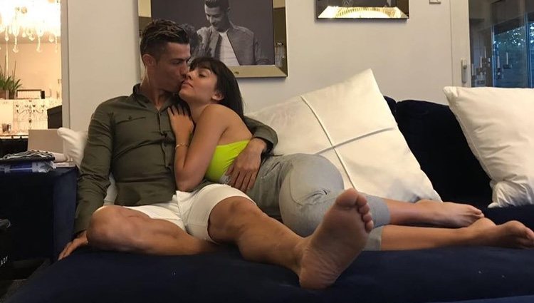 Georgina Rodríguez y Cristiano Ronaldo abrazados en el sofá de su casa