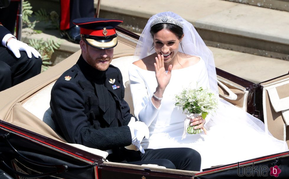 El Príncipe Harry y Meghan Markle en el carruaje tras su boda