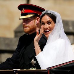 Meghan Markle saluda junto al Príncipe Harry en el carruaje tras su boda