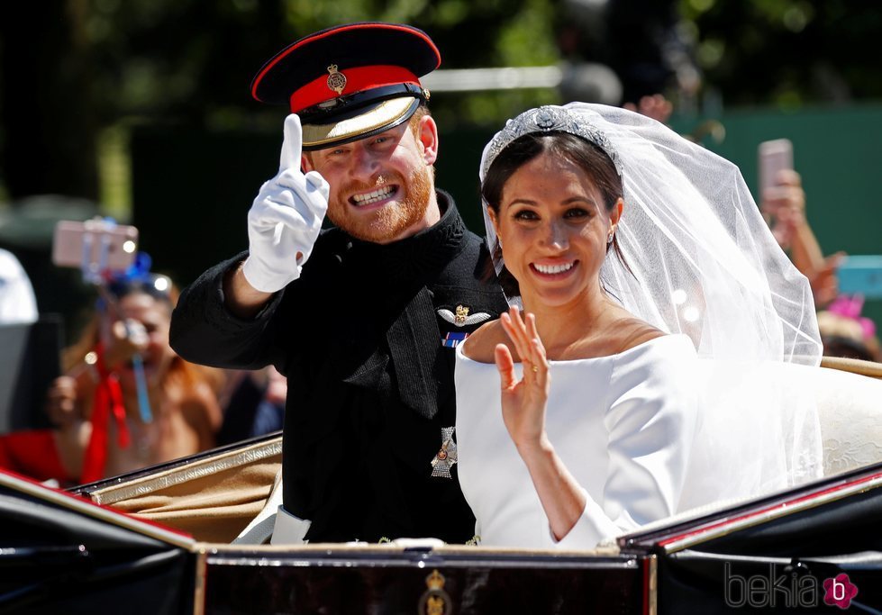 El Príncipe Harry de Inglaterra y Meghan Markle en una foto divertida en su boda