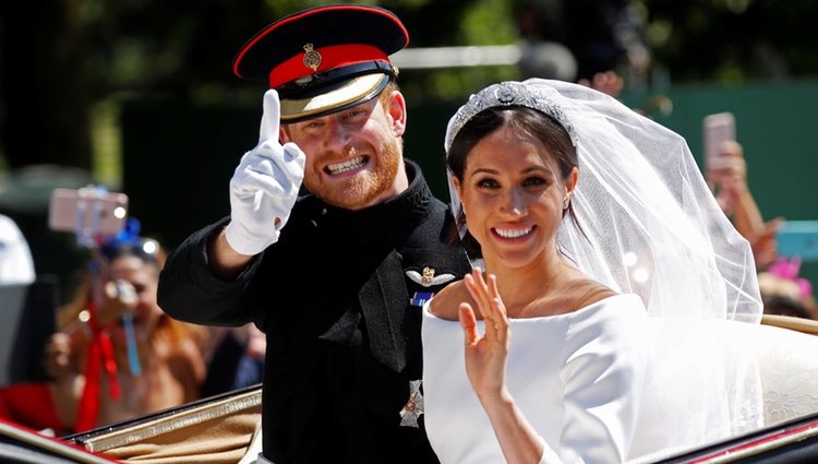 El Príncipe Harry de Inglaterra y Meghan Markle en una foto divertida en su boda