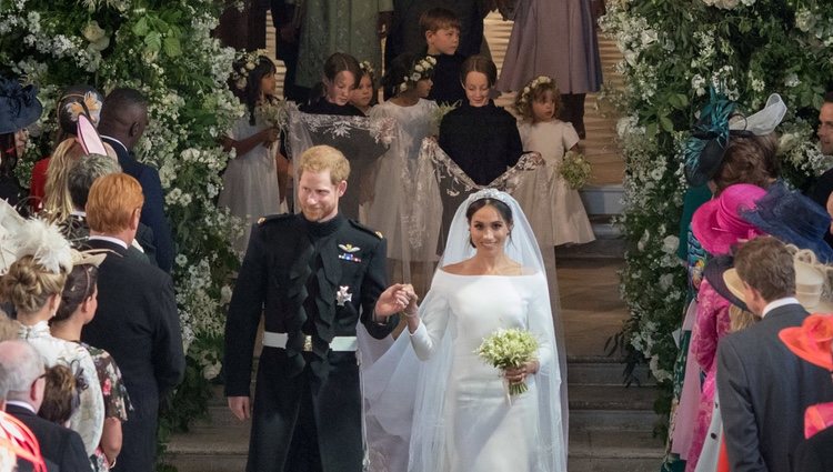 El Príncipe Harry y Meghan Markle convertidos en marido y mujer tras su boda con las damas y los pajes detrás