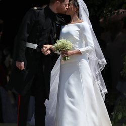 El Príncipe Harry y Meghan Markel se besan con mucho cariño tras su boda