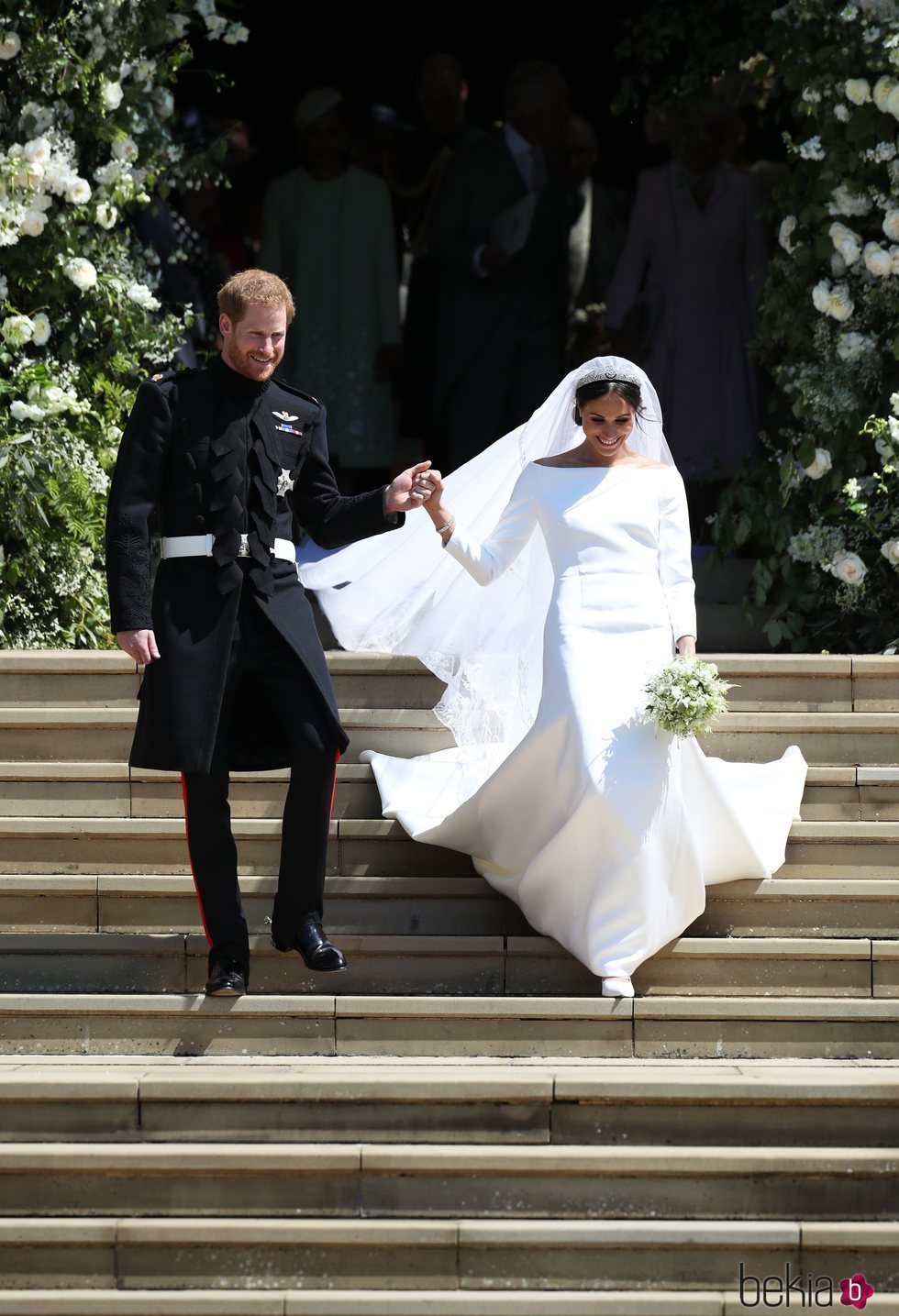 El Príncipe Harry y Meghan Markle bajan las escaleras tras su boda