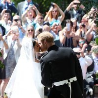 Preciosa foto del Príncipe Harry y Meghan Markle besándose con el público de fondo