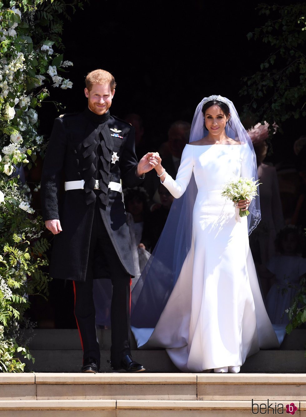 El Príncipe Harry y Meghan Markle salen de la capilla tras su boda para saludar a la gente