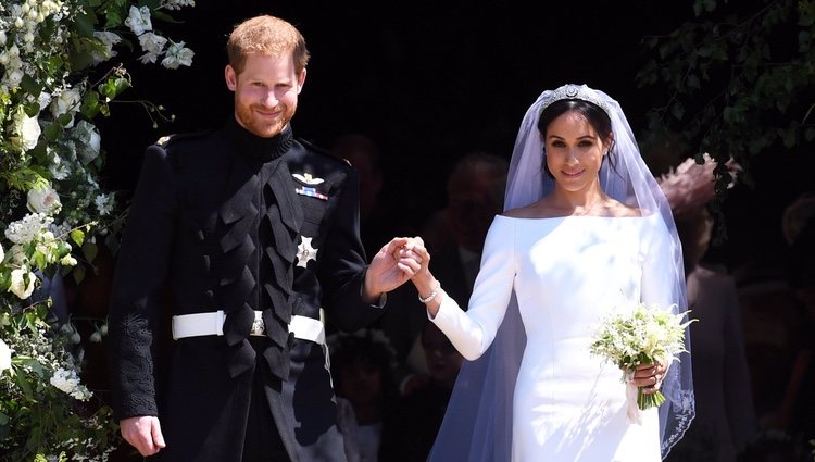 El Príncipe Harry y Meghan Markle salen de la capilla tras su boda para saludar a la gente