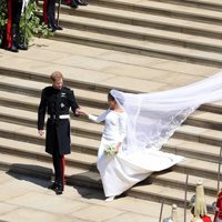 Vista aérea de la salida del Príncipe Harry y Meghan Markle de la salida