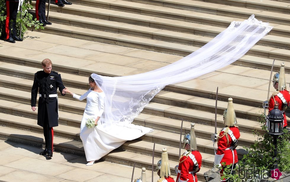 Vista aérea de la salida del Príncipe Harry y Meghan Markle de la salida