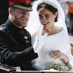 Meghan Markle y el Príncipe Harry saludando desde el carruaje