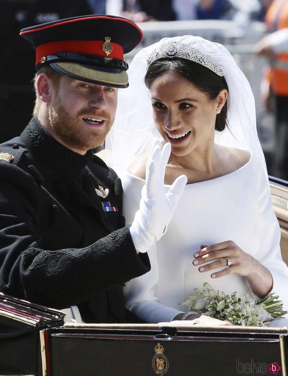 Meghan Markle y el Príncipe Harry saludando desde el carruaje