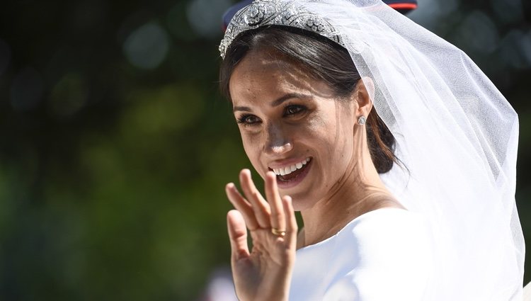 Meghan Markle saluda sonriente desde el carruaje