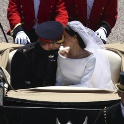 El Príncipe Harry y Meghan Markle se besan en el carruaje