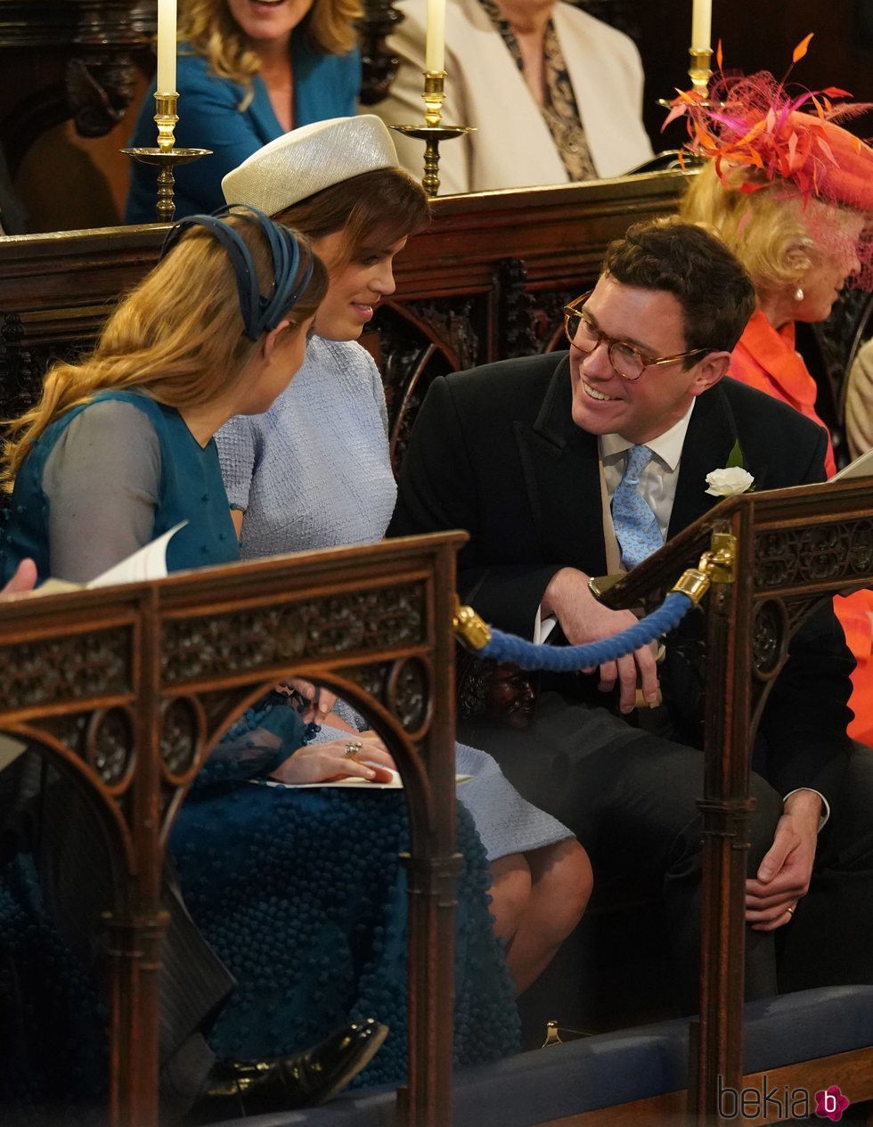 Jack Brooksbank charlando con las Princesas de York en la boda del Príncipe Harry y Meghan Markle