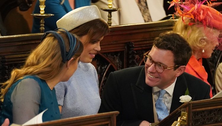 Jack Brooksbank charlando con las Princesas de York en la boda del Príncipe Harry y Meghan Markle