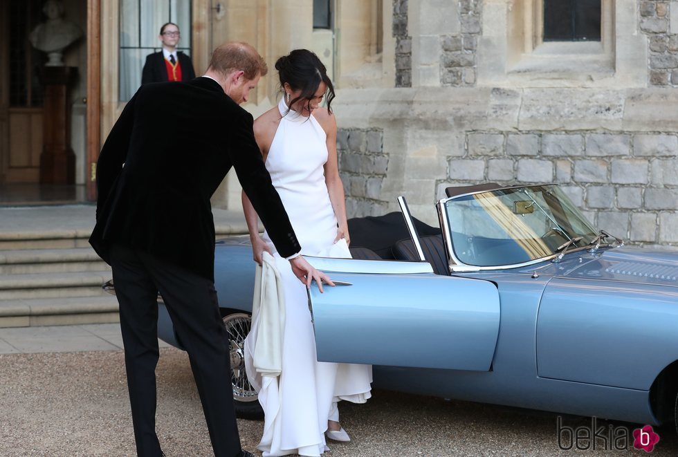 El Príncipe Harry le abre la puerta del coche a Meghan Markle después de haberse casado