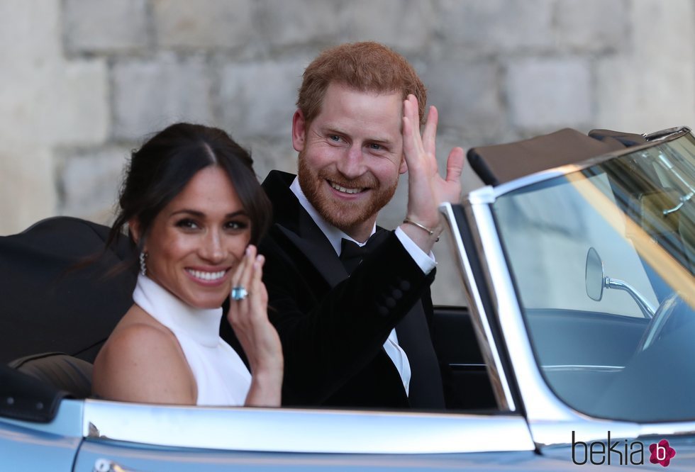 Primer plano del Príncipe Harry y Meghan Markle en dirección a Frogmore House tras su boda