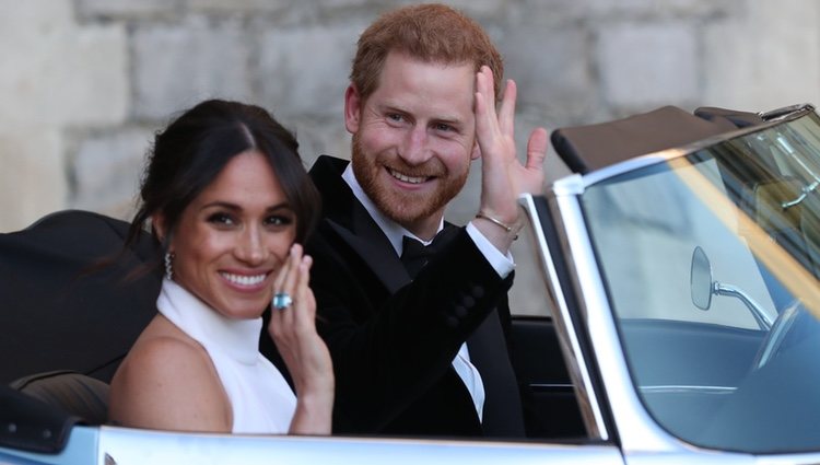 Primer plano del Príncipe Harry y Meghan Markle en dirección a Frogmore House tras su boda