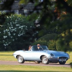 El Príncipe Harry y Meghan Markle en coche saliendo del Castillo de Windsor tras su boda