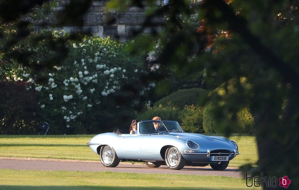 El Príncipe Harry y Meghan Markle en coche saliendo del Castillo de Windsor tras su boda