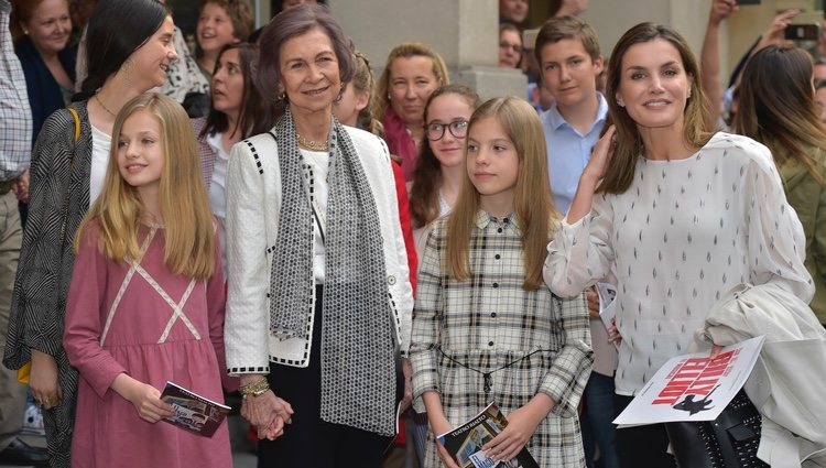 La Reina Sofía, la Reina Letizia, la Princesa Leonor y la Infanta Sofía tras ver 'Billy Elliot, El Musical'