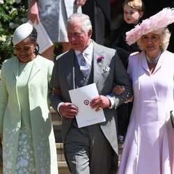 El Príncipe Carlos acompañado de Doria Ragland y la Duquesa de Cornualles en la boda de Harry y Meghan