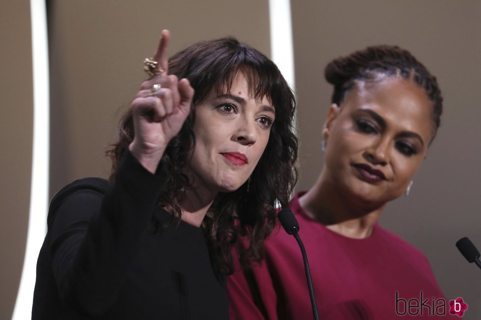 Asia Argento dando su discurso durante la Gala de Clausura del Festival de Cannes 2018