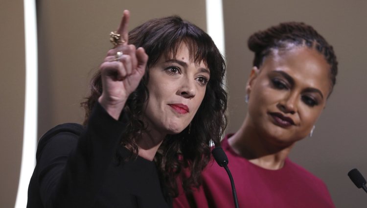 Asia Argento dando su discurso durante la Gala de Clausura del Festival de Cannes 2018