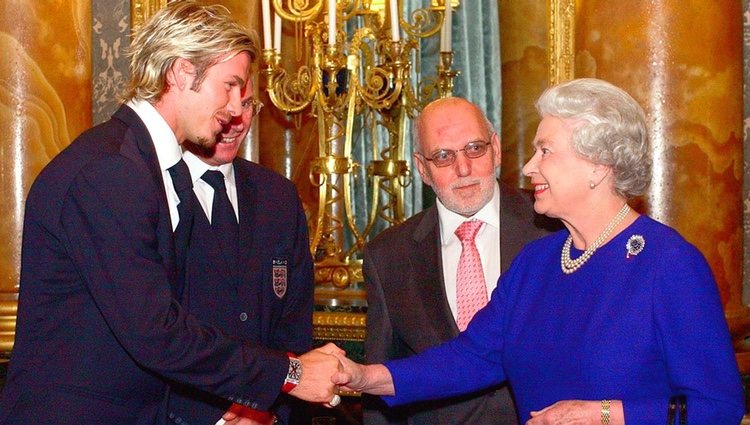 David Beckham saluda a la Reina Isabel II durante una recepción oficial