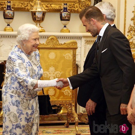 La Reina Isabel II saluda a David Beckham tras un encuentro de la Commonwealth