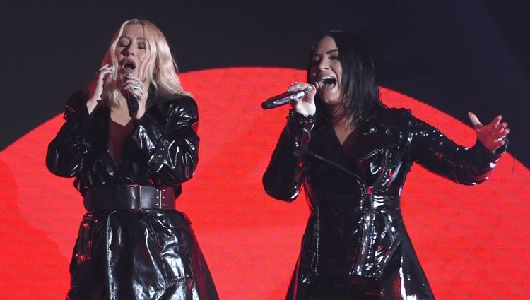 Christina Aguilera y Demi Lovato actuando juntas durante los Premios Billboard 2018