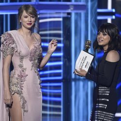 Mila Kunis entrega a Taylor Swift el premio 'álbum del año' en los Billboard 2018