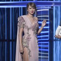 Mila Kunis entrega a Taylor Swift el premio 'álbum del año' en los Billboard 2018