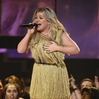 Kelly Clarkson actuando durante la gala de los Premios Billboard 2018