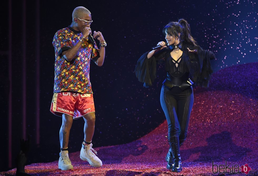 Pharrell Williams y Camilla Cabello actuando durante la gala de los Premios Billboard 2018