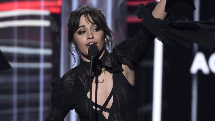 Camila Cabello recogiendo su galardón durante la gala de los Premios Billboard 2018