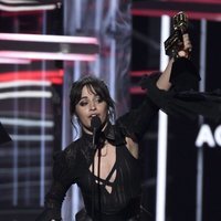 Camila Cabello recogiendo su galardón durante la gala de los Premios Billboard 2018