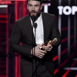 Sam Hunt recogiendo un galardón durante la gala de los Premios Billboard 2018