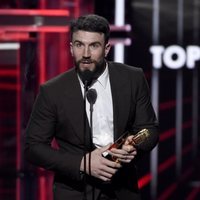 Sam Hunt recogiendo un galardón durante la gala de los Premios Billboard 2018