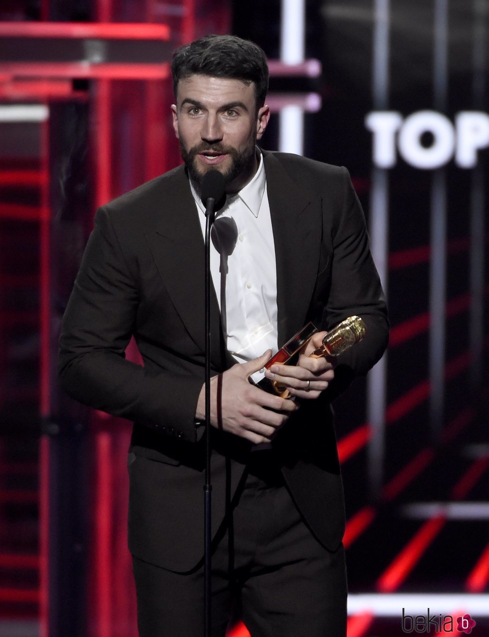 Sam Hunt recogiendo un galardón durante la gala de los Premios Billboard 2018