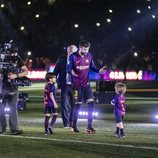 Gerard Piqué con sus hijos Milan y Sasha en el campo de fútbol del F.C. Barcelona