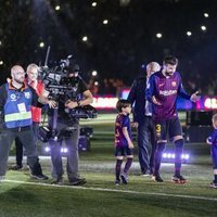 Gerard Piqué con sus hijos Milan y Sasha en el campo de fútbol del F.C. Barcelona